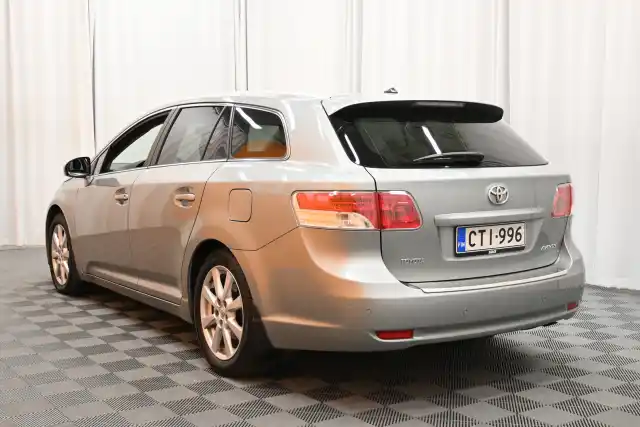 Harmaa Farmari, Toyota Avensis – CTI-996