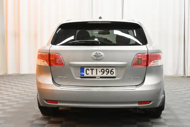 Harmaa Farmari, Toyota Avensis – CTI-996