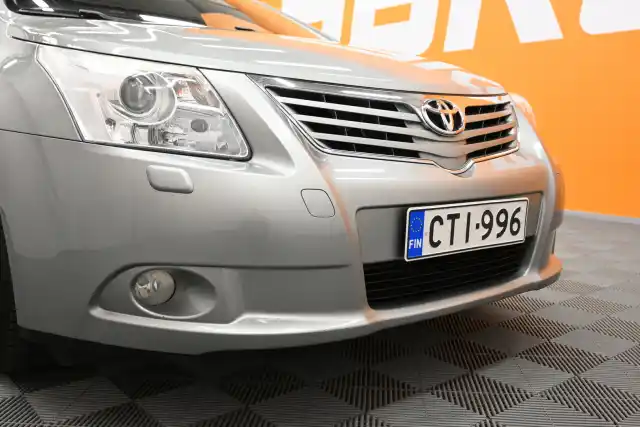 Harmaa Farmari, Toyota Avensis – CTI-996