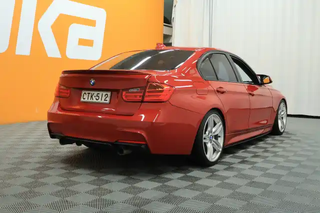 Punainen Sedan, BMW 335 – CTK-512