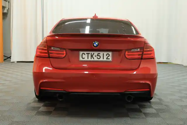 Punainen Sedan, BMW 335 – CTK-512