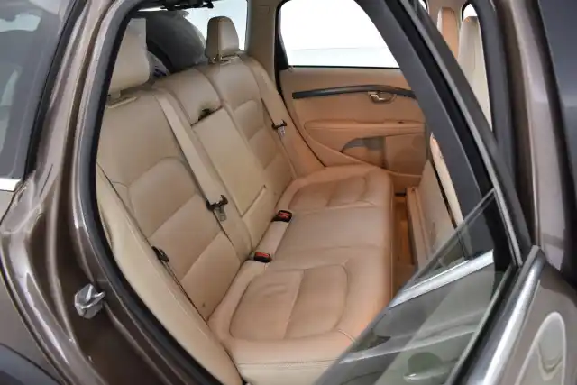 Ruskea (beige) Maastoauto, Volvo XC70 – CTO-366