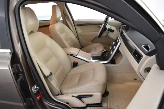 Ruskea (beige) Maastoauto, Volvo XC70 – CTO-366