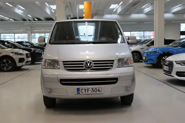Harmaa Matkailuauto, Volkswagen Multivan – CYF-304
