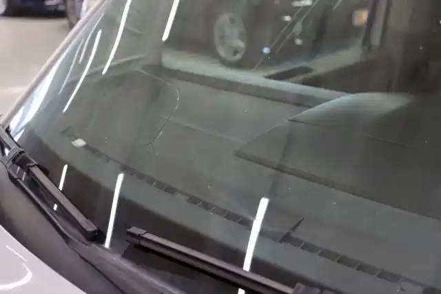 Harmaa Matkailuauto, Volkswagen Multivan – CYF-304