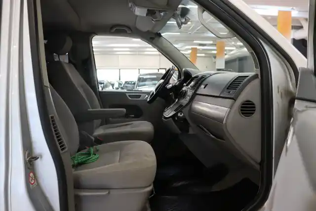 Harmaa Matkailuauto, Volkswagen Multivan – CYF-304