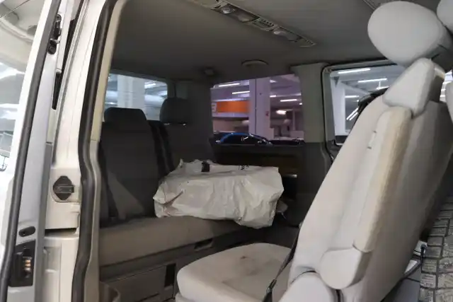 Harmaa Matkailuauto, Volkswagen Multivan – CYF-304