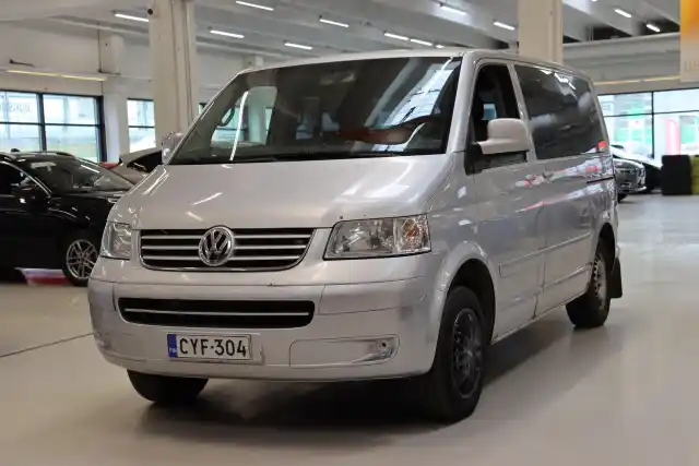 Harmaa Matkailuauto, Volkswagen Multivan – CYF-304