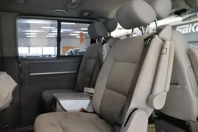Harmaa Matkailuauto, Volkswagen Multivan – CYF-304