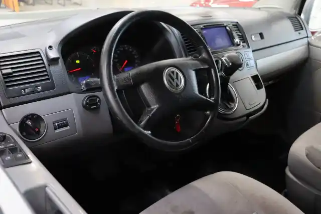 Harmaa Matkailuauto, Volkswagen Multivan – CYF-304