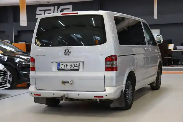 Harmaa Matkailuauto, Volkswagen Multivan – CYF-304