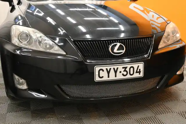 Musta Sedan, Lexus IS – CYY-304