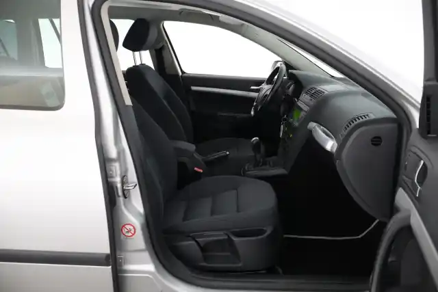 Harmaa Farmari, Skoda Octavia – CYY-636