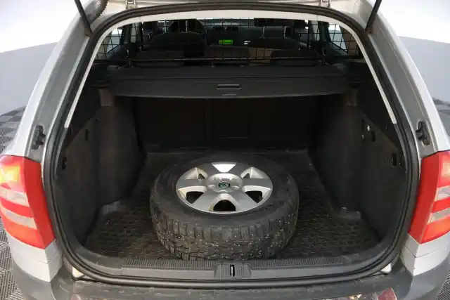 Harmaa Farmari, Skoda Octavia – CYY-636