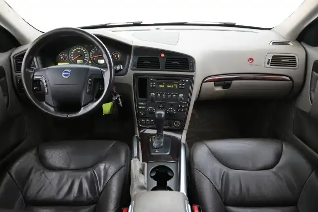 Vihreä Farmari, Volvo XC70 – CYY-648