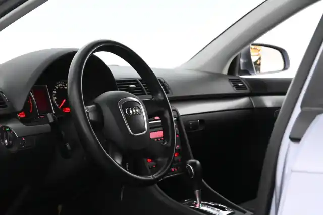 Harmaa Sedan, Audi A4 – CZB-474