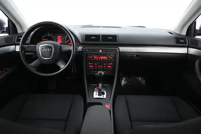 Harmaa Sedan, Audi A4 – CZB-474