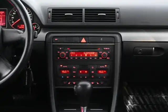 Harmaa Sedan, Audi A4 – CZB-474