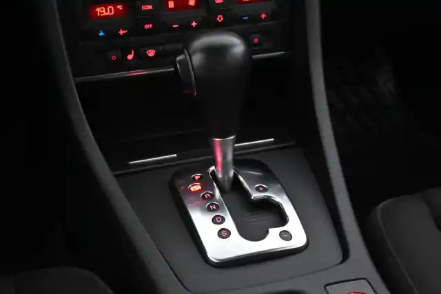 Harmaa Sedan, Audi A4 – CZB-474