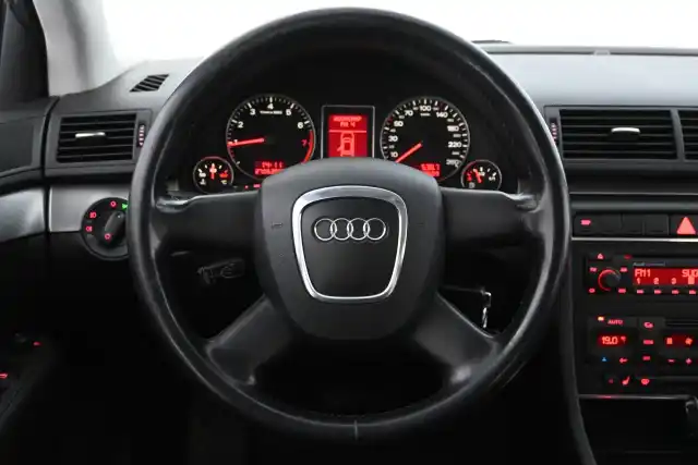Harmaa Sedan, Audi A4 – CZB-474