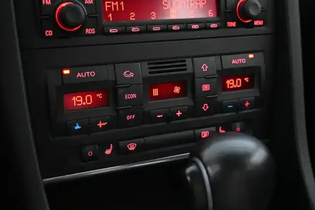 Harmaa Sedan, Audi A4 – CZB-474