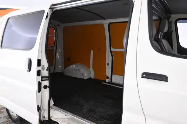 Valkoinen Pakettiauto, Toyota Hiace – CZN-310
