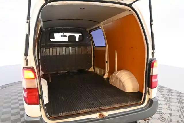 Valkoinen Pakettiauto, Toyota Hiace – CZN-310