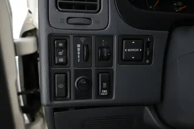 Valkoinen Pakettiauto, Toyota Hiace – CZN-310