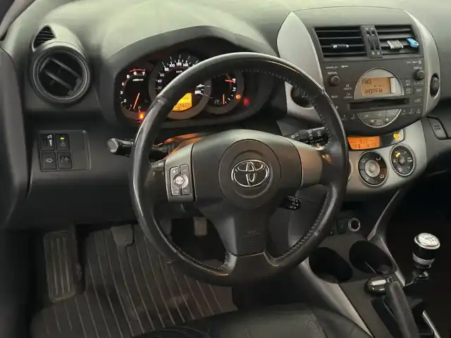 Vihreä Pakettiauto, Toyota RAV4 – ECF-886