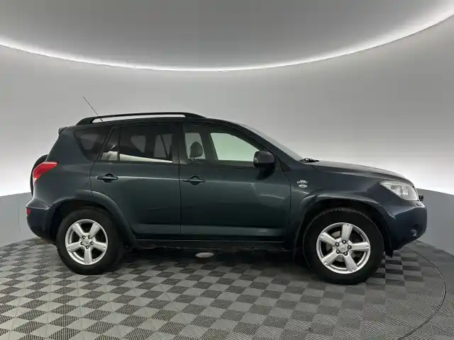 Vihreä Pakettiauto, Toyota RAV4 – ECF-886