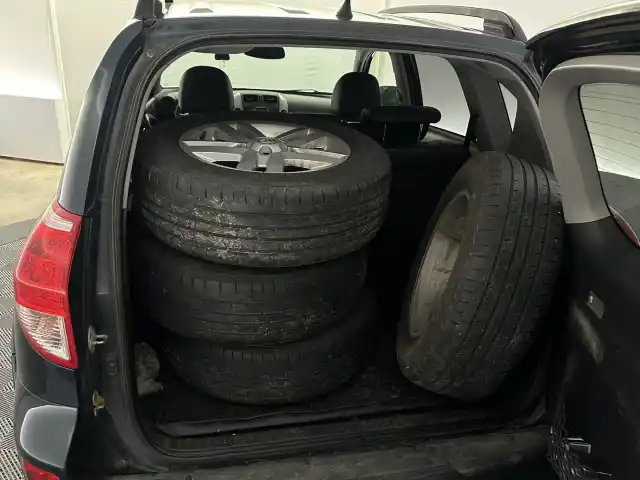 Vihreä Pakettiauto, Toyota RAV4 – ECF-886