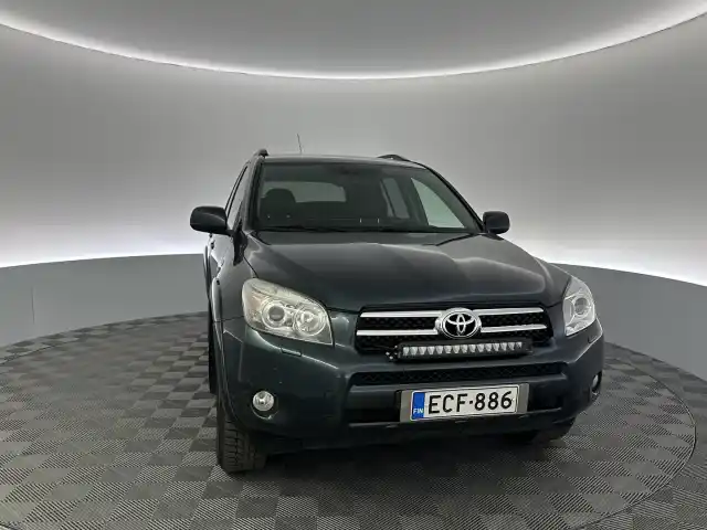 Vihreä Pakettiauto, Toyota RAV4 – ECF-886