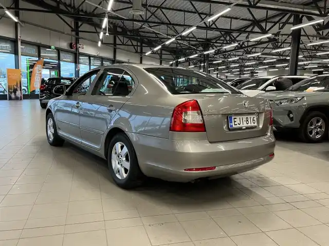 Ruskea Viistoperä, Skoda Octavia – EJI-816