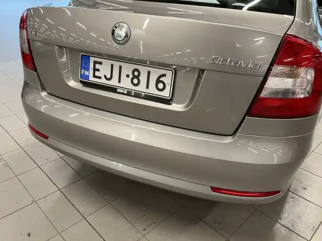 Ruskea Viistoperä, Skoda Octavia – EJI-816