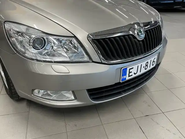 Ruskea Viistoperä, Skoda Octavia – EJI-816