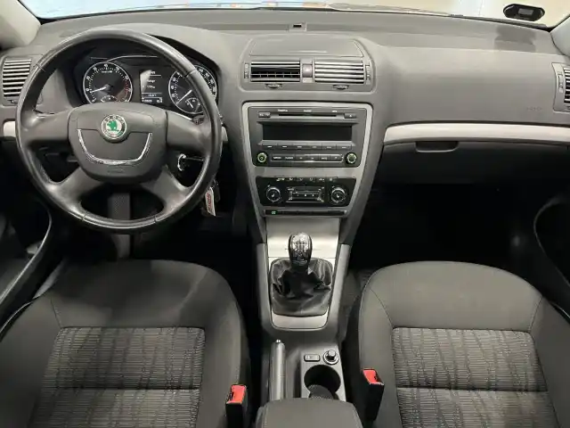 Ruskea Viistoperä, Skoda Octavia – EJI-816