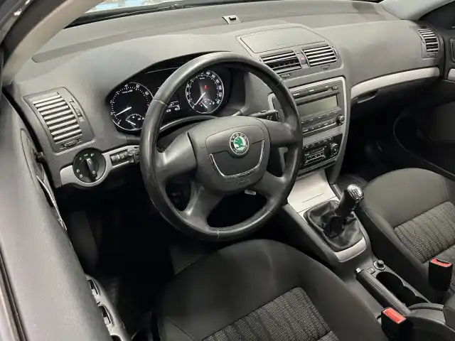 Ruskea Viistoperä, Skoda Octavia – EJI-816