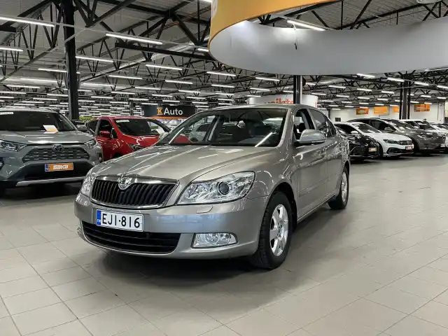 Ruskea Viistoperä, Skoda Octavia – EJI-816