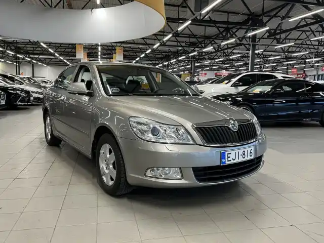 Ruskea Viistoperä, Skoda Octavia – EJI-816