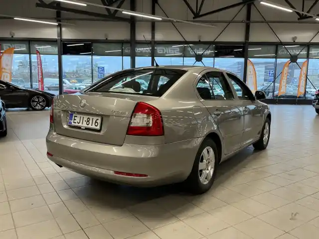 Ruskea Viistoperä, Skoda Octavia – EJI-816