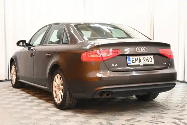 Ruskea Sedan, Audi A4 – EMA-260