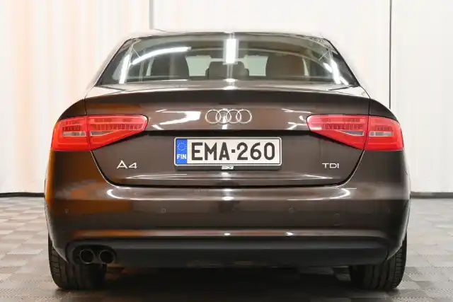 Ruskea Sedan, Audi A4 – EMA-260