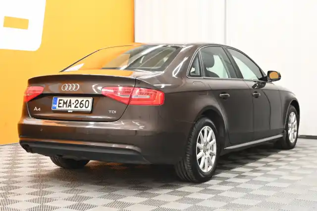 Ruskea Sedan, Audi A4 – EMA-260