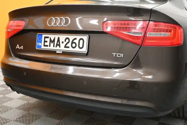 Ruskea Sedan, Audi A4 – EMA-260