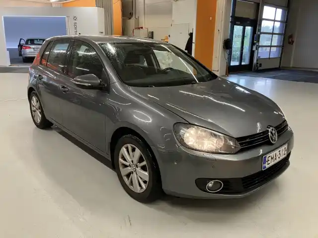 Harmaa Viistoperä, Volkswagen Golf – EMA-312