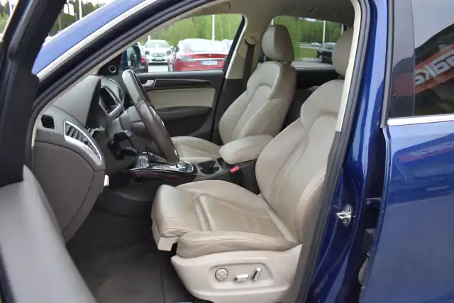 Sininen Maastoauto, Audi Q5 – EMA-772