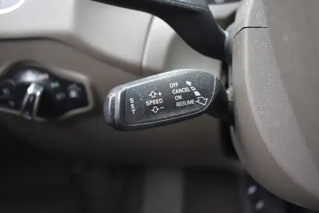 Sininen Maastoauto, Audi Q5 – EMA-772