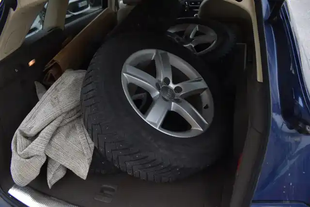 Sininen Maastoauto, Audi Q5 – EMA-772