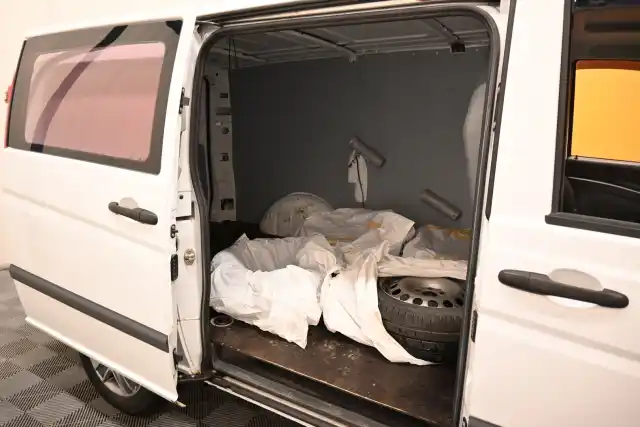 Valkoinen Pakettiauto, Mercedes-Benz Vito – EMB-561