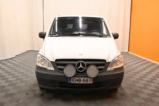 Valkoinen Pakettiauto, Mercedes-Benz Vito – EMB-561